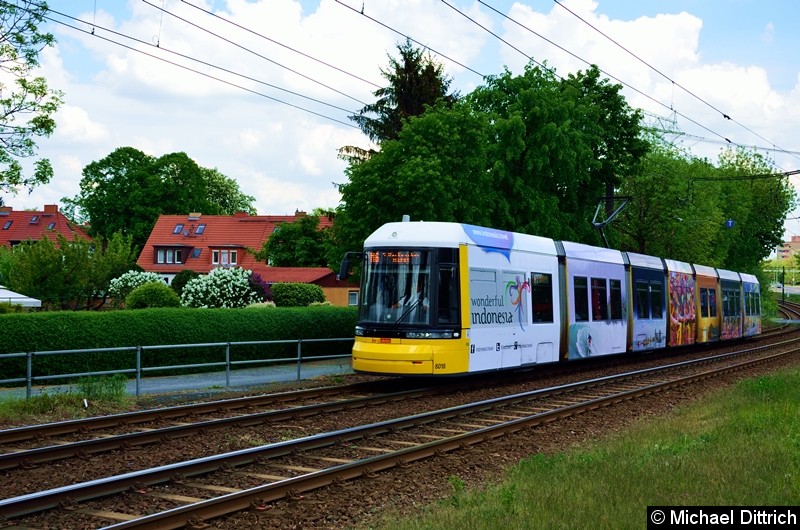 Bild: 8018 als Linie M6 kurz vor der Haltestelle Landsberger Allee/Rhinstr.