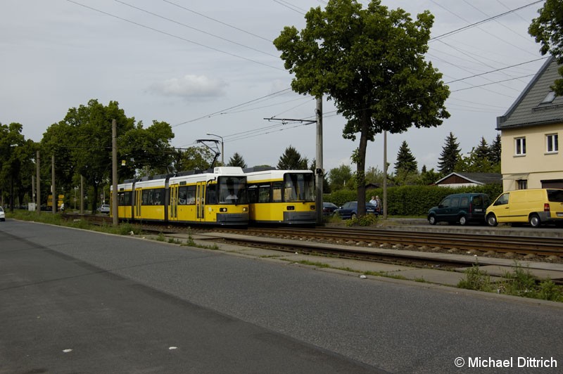 Bild: 1054 als Linie M2 kurz vor der Haltestelle Am Steinberg.