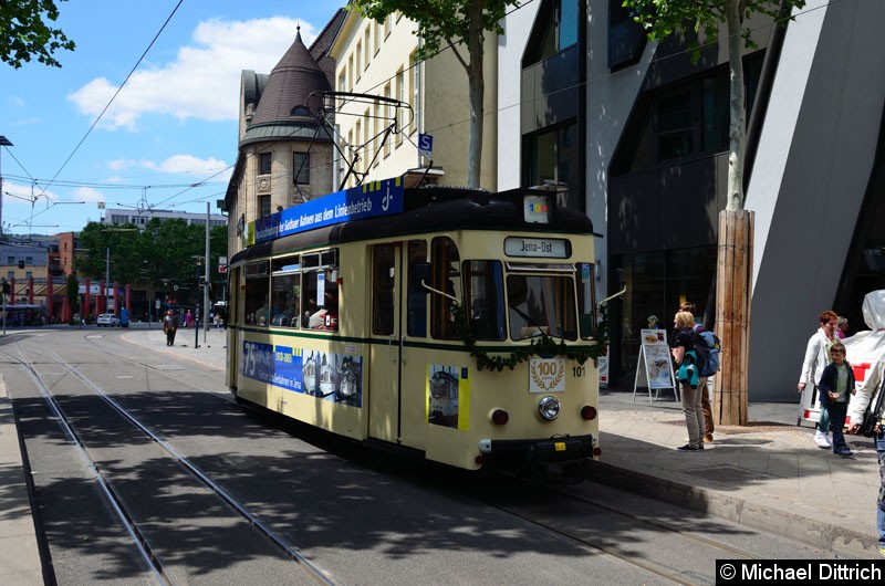 Bild: Anlässlich 100 Jahre Strecke nach Jena Ost fuhren in Jena die historischen Wagen.
Hier der Wagen 101 an der Haltestelle Stadtzentrum.