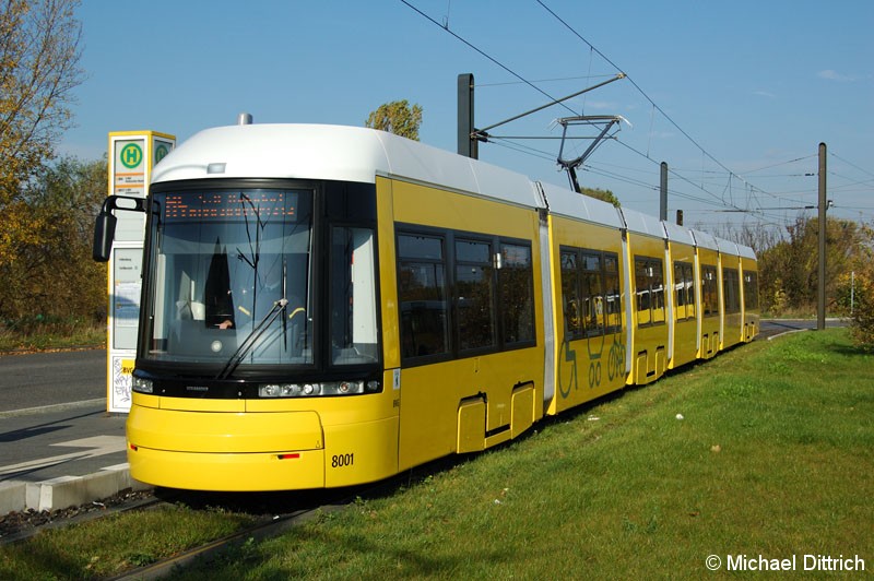 Bild: 8001 als Linie M4 an der Haltestelle Falkenberg.