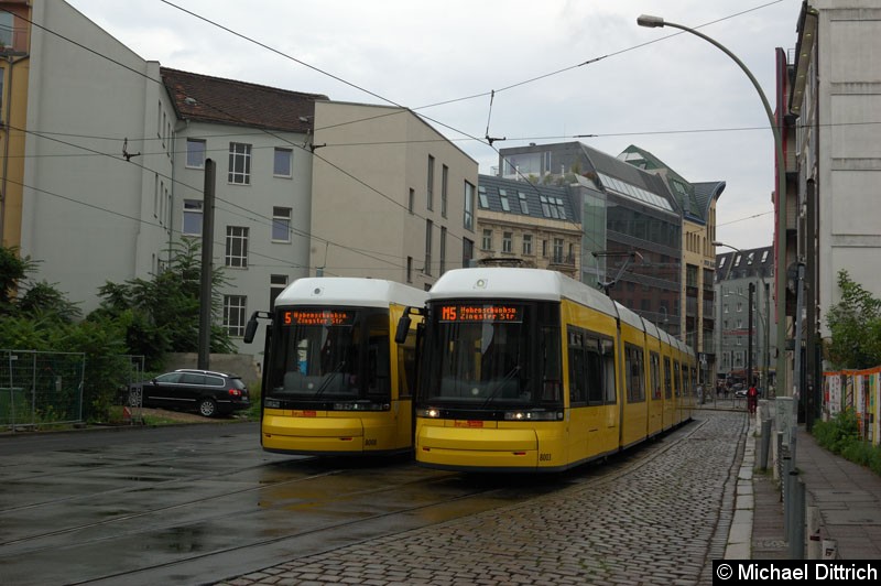 Bild: 8008 neben 8003 als Linie M5 in der Großen Präsidentenstr.