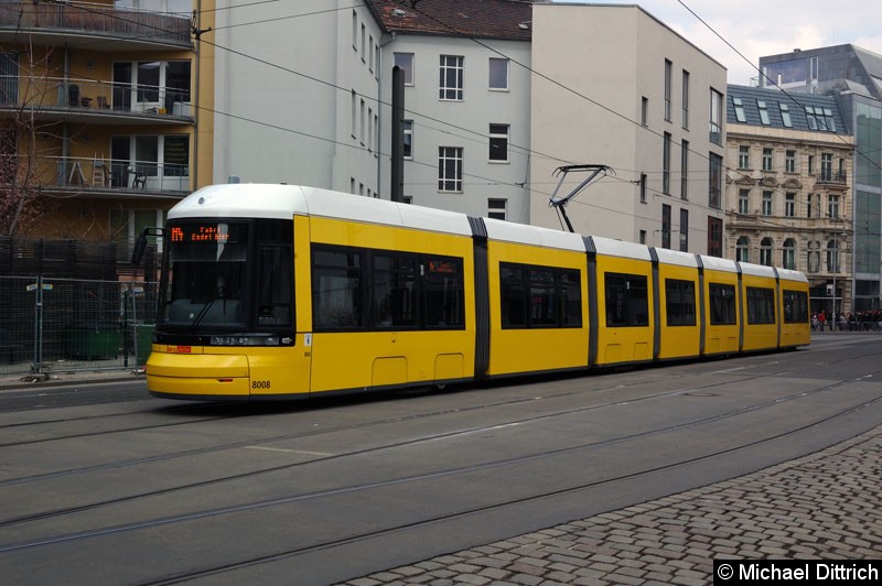 Bild: 8008 als Linie M4 in der Großen Präsidentenstr.