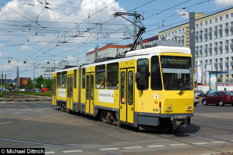 Bild: 6018 als Linie 27 vor der Haltestelle Allee der Kosmonauten/Rhinstraße.