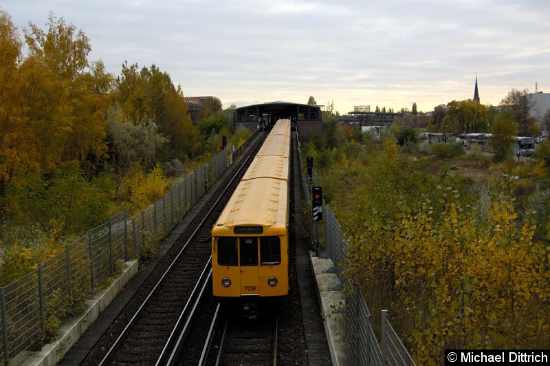 Bild: Am Ende des Zuges fährt Wagen 709 aus dem Tunnel raus um in den Bahnhof Mendelssohn-Bartholdy-Park einzufahren. 
Heute ist diese Aufnahme nicht mehr möglich.