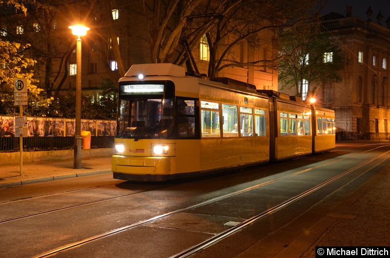 Bild: 1077 als Linie M1 an der Haltestelle Am Kupfergraben.