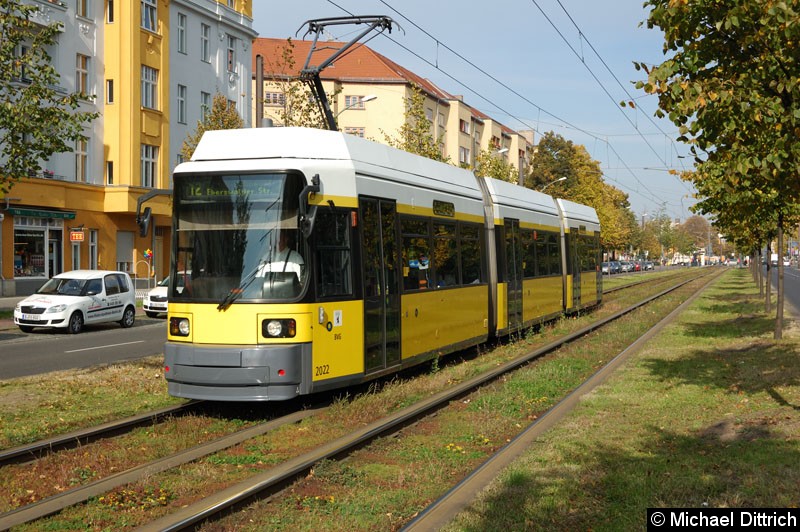 Bild: 2022 als Linie 12 kurz vor der Haltestelle Erich-Weinert-Straße.