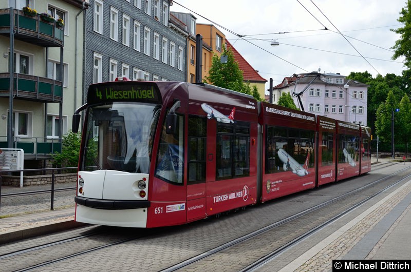 Bild: Als Linie 4 kommt der Combino 651 an der Haltestelle Sparkassen Finanzzentrum an.