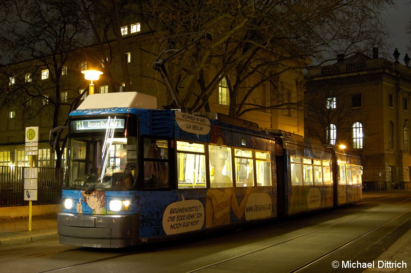 Bild: 1042 als Linie M1 an der Haltestelle Am Kupfergraben.