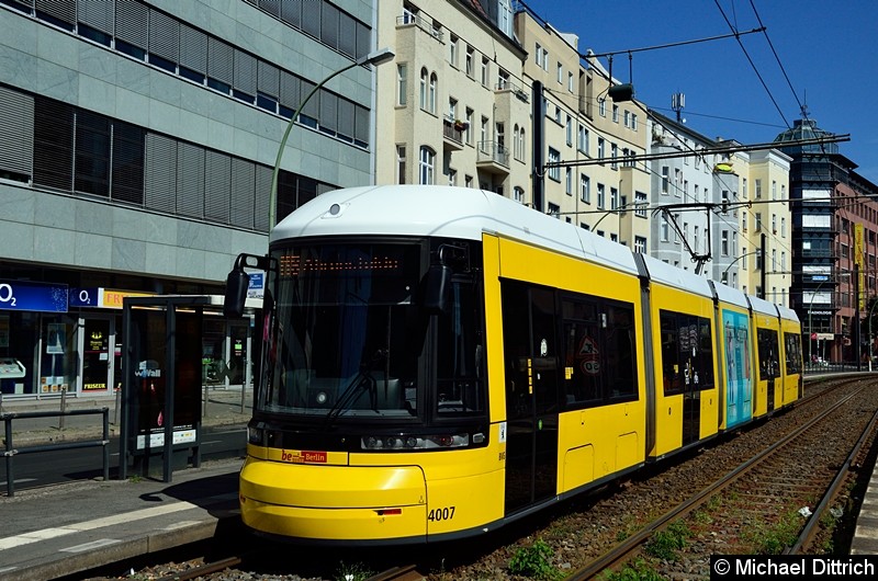 Bild: 4007 als Linie M8 in der Haltestelle U Rosa-Luxemburg-Platz. Der Zug fährt tatsächlich nach Ahrensfelde, da wegen Bauarbeiten die Strecke gesperrt ist.