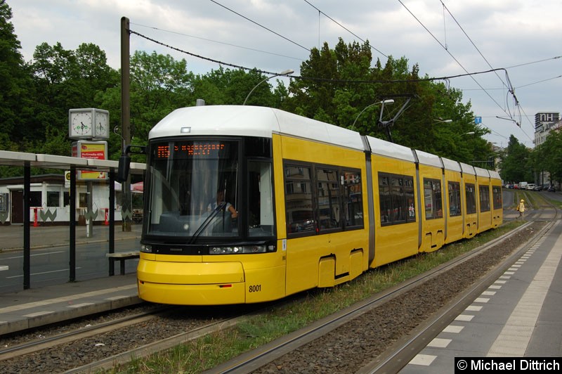 Bild: 8001 als Linie M5 an der Haltestelle Platz der Vereinten Nationen.