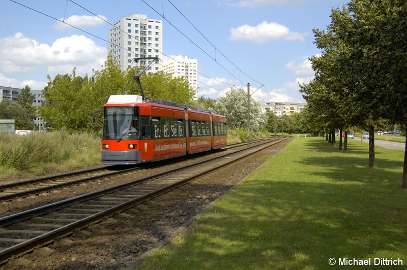 Bild: 1064 als Linie M6 vor der Haltestelle Marzahner Prommenade.