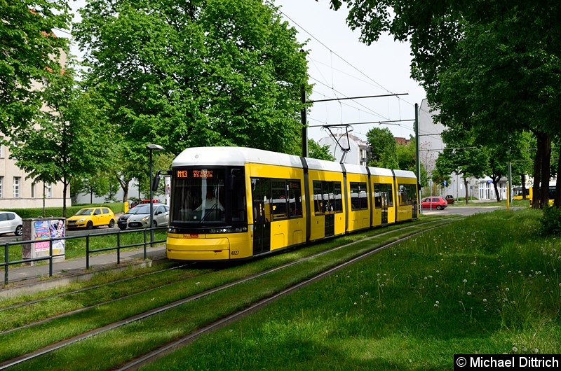 Bild: 4027 als Linie M13 an der Haltestelle Stahlheimer Str./Wisbyer Str.