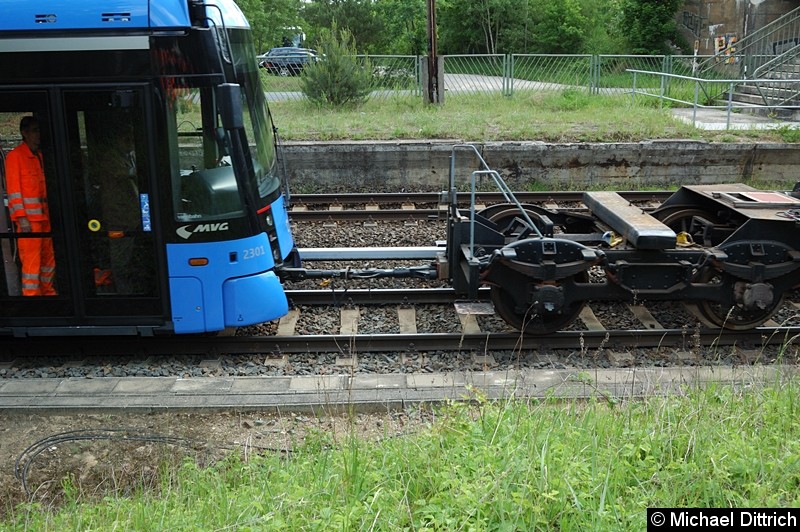 Bild: Am Ende war der Akku alle und die Bahn musste mittels einer Lok geschoben werden. In der Oberleitung war keine Gleichspannung eingeschaltet.