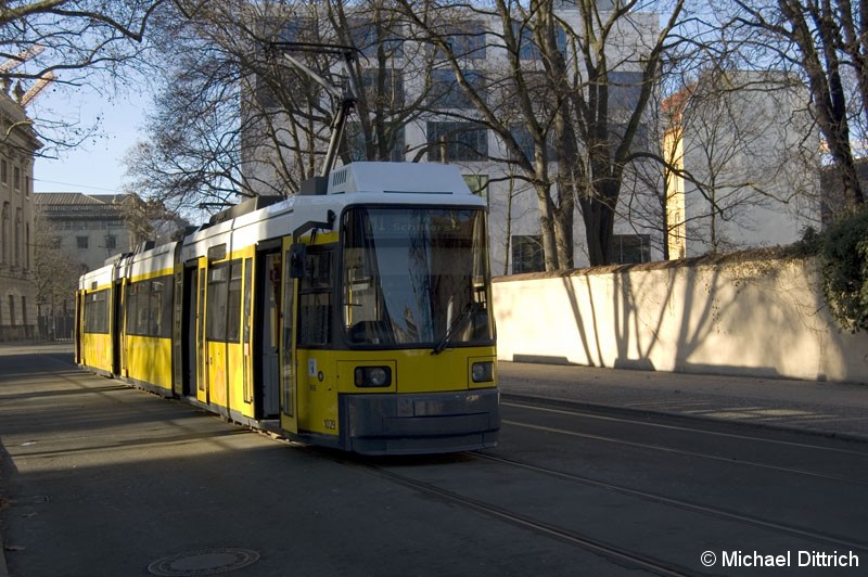 Bild: 1029 als Linie M1 an der Haltestelle Am Kupfergraben.