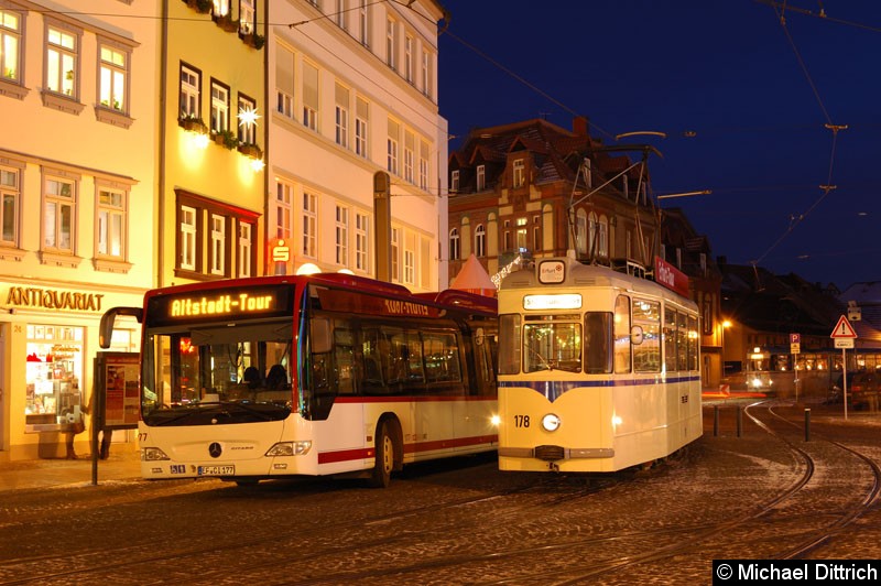 Bild: Obwohl fortlaufende Nummern, sind die Fahrzeuge verschieden. 
Links der Bus (Citaro LE) 177 und rechts die Straßenbahn G4 178 am Domplatz.