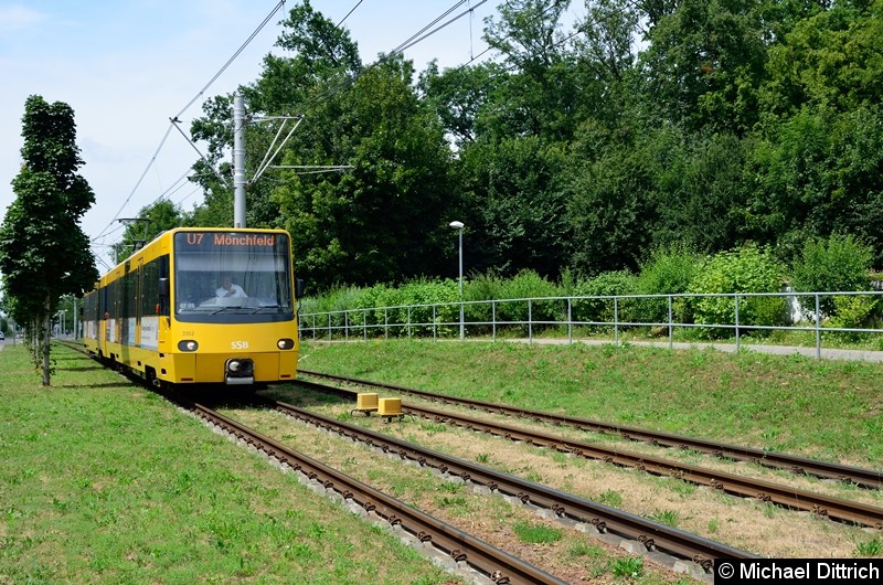 Bild: 3352 als Linie U7 zwischen den Haltestellen Freiberg und Mönchfeld.