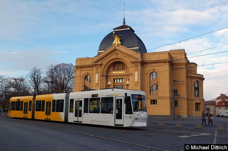 Bild: NGT8G 203 vor dem Theater.