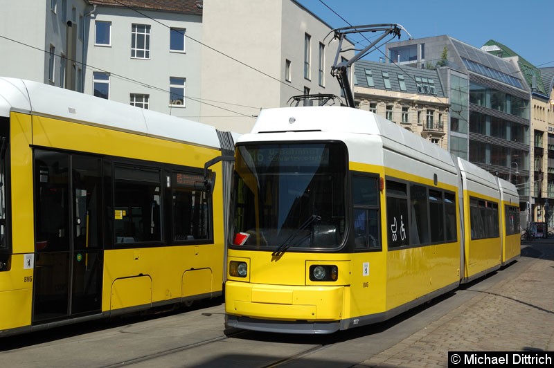 Bild: 1022 als Linie M6 nach U Schwartzkopffstraße in der Großen Präsidentenstraße.