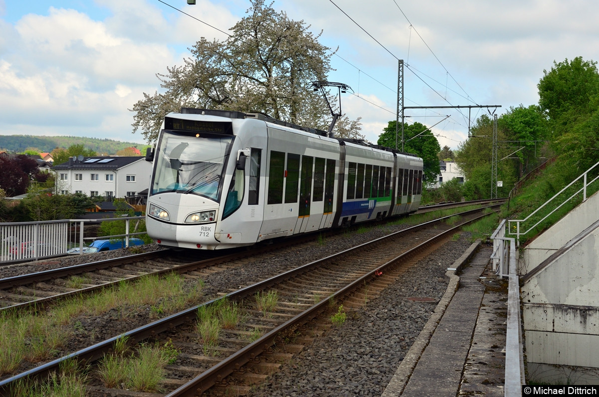 Bild: Wagen 712 (NVR: 94 80 0452 712-3 D-RBK) erreicht als Linie RT1 den Haltepunkt Kassel-Kirchditmold.