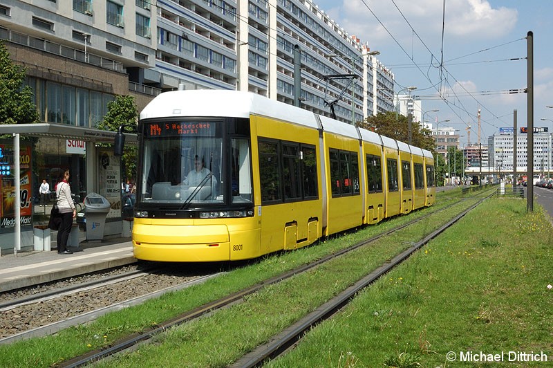 Bild: 8001 als Linie M4 an der Haltestelle Spandauer Straße/Marienkirche.