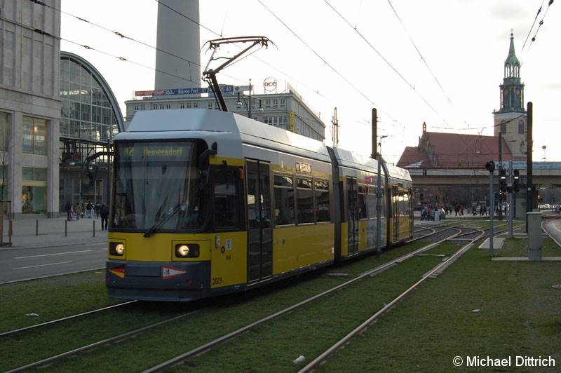 Bild: 2029 als Linie M2 vor der Haltestelle Memhardstraße.