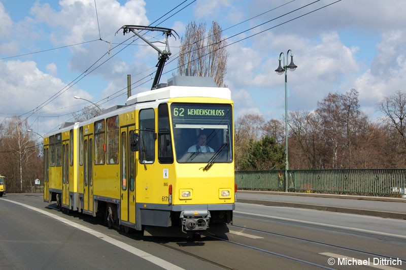 Bild: 6171 als Linie 62 auf der Dammbrücke.