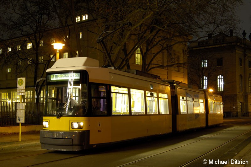 Bild: 1005 als Linie M1 an der Haltestelle Am Kupfergraben.