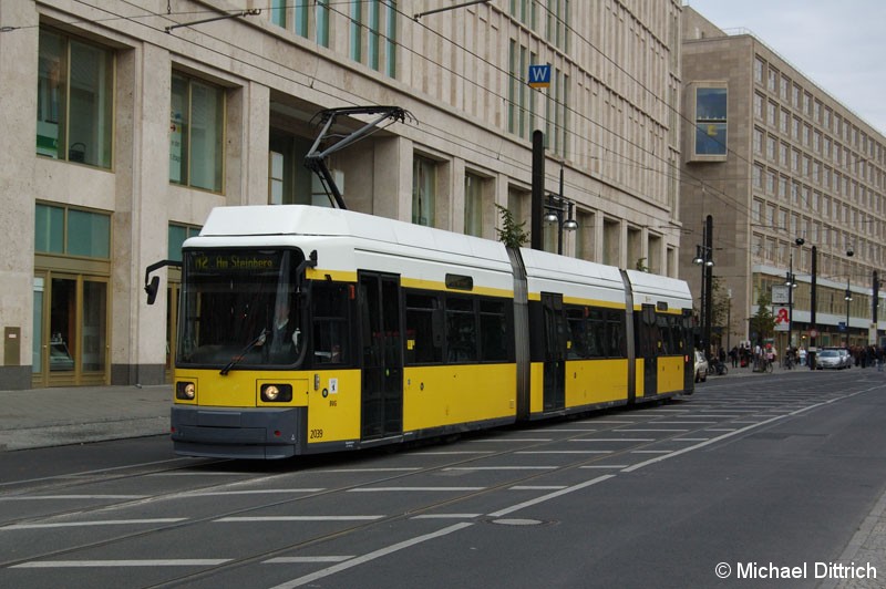 Bild: 2039 als Linie M2 vor der Haltestelle Memhardstraße.