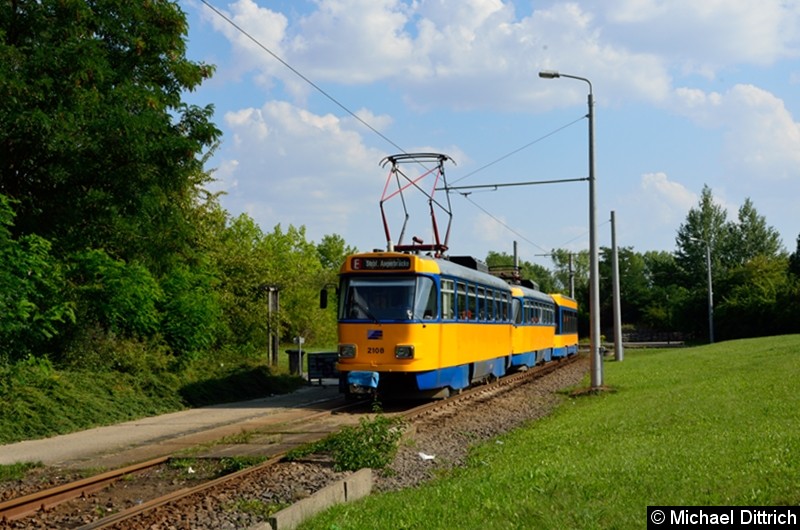 Bild: 2108 + 2157 + 914 als Linie 8 an der Haltestelle Grünau-Nord.