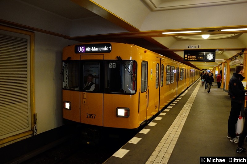 Bild: 2957 als Linie U6 im Bahnhof Naturkundemuseum.
