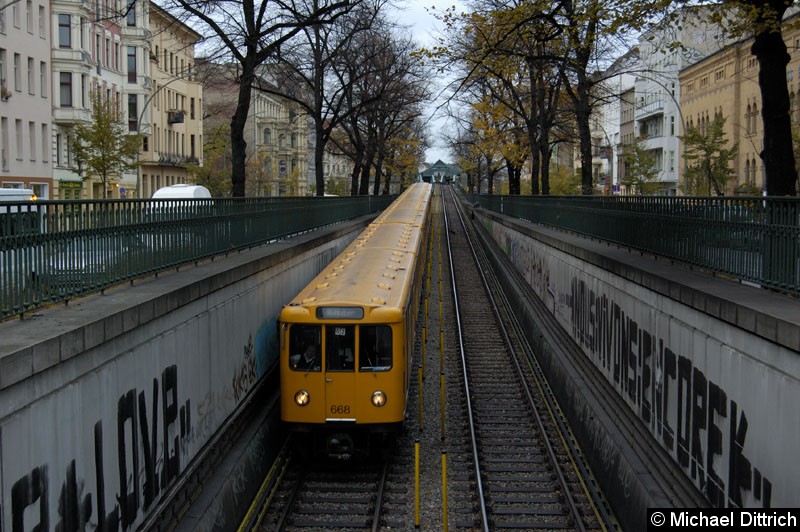 Bild: An der Spitze des Zug Wagen 668 zwischen den Bahnhöfen Eberswalder Str. und Seenefelder Platz.