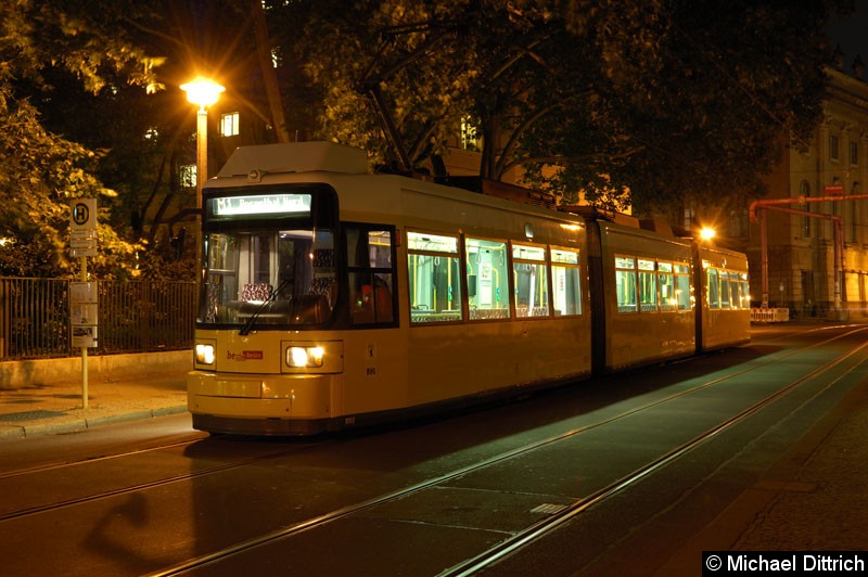 Bild: 1003 als Linie M1 in der Haltestelle Am Kupfergraben.