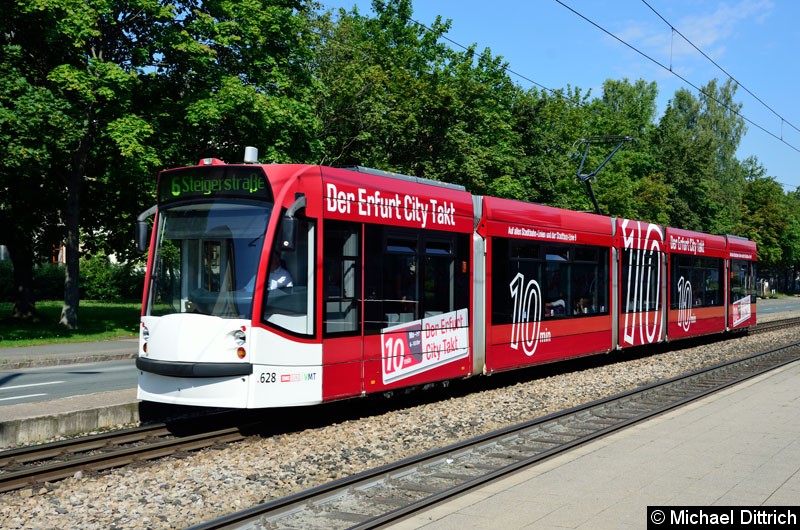 Bild: Combino 628 als Linie 6 in Höhe der Haltestelle Universität.