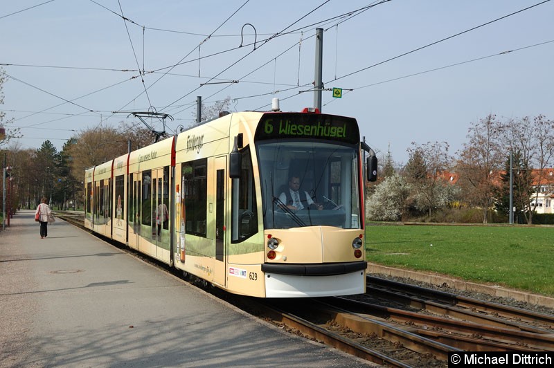 Bild: Combino 629 als Linie 6 hinter der Haltestelle Agentur für Arbeit.