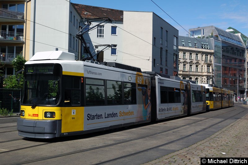 Bild: 1073 + 1100 als Linie M6 in der Großen Präsidentenstr.