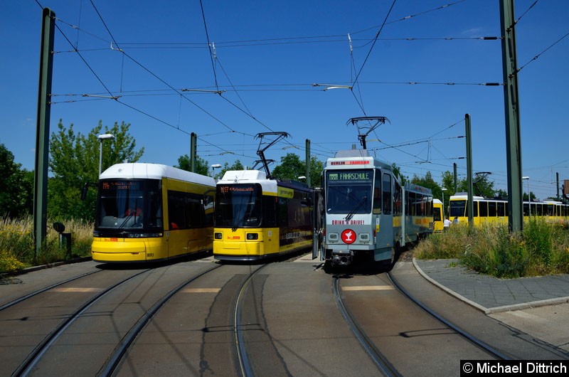 Bild: Bei der Ankunft des KT4Dt stand auf dem Gleis wo er eigentlich stehen sollte die Party Tram. Neben ihr steht der GT6U 1524 und F8E 8013.