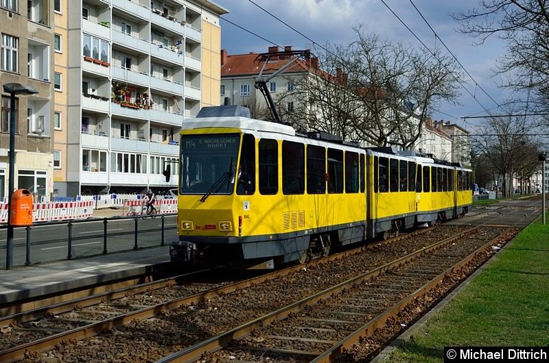Bild: 6130 + 6087 als Linie M4 an der Haltestelle Arnswalder Platz.