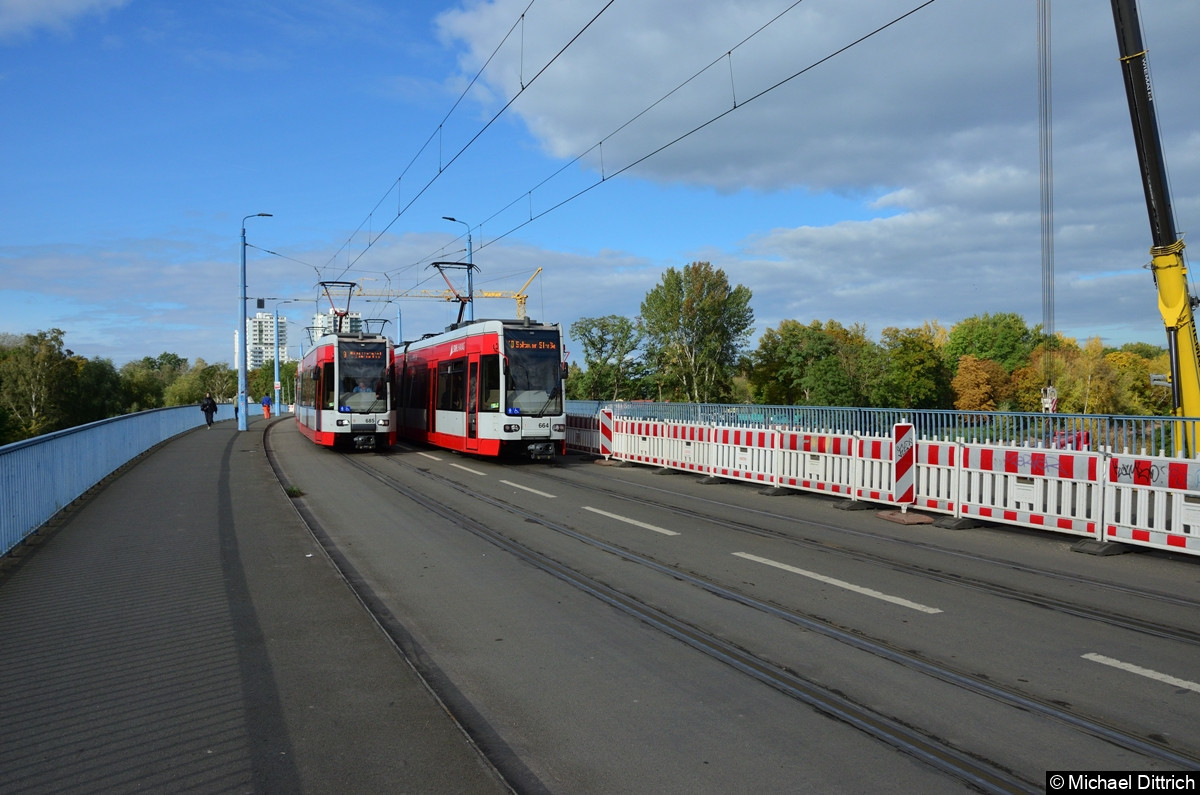 Auf der Elisabethbrücke begegnen sich: 663 + 664 mit 685 + 686 beide als Linie 2 unterwegs.