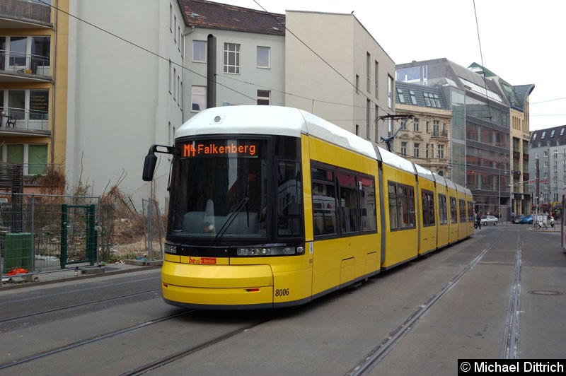 Bild: 8006 als Linie M4 in der Großen Präsidentenstr.