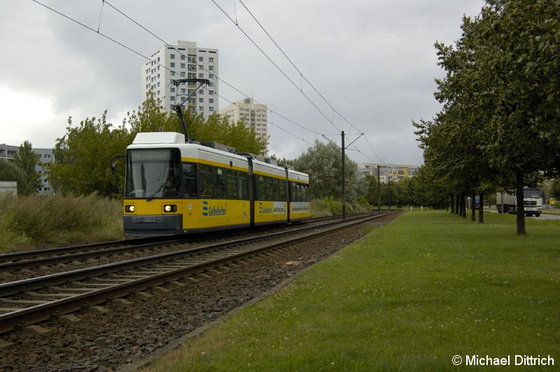 Bild: 1069 als Linie M6 vor der Haltestelle Marzahner Prommenade.