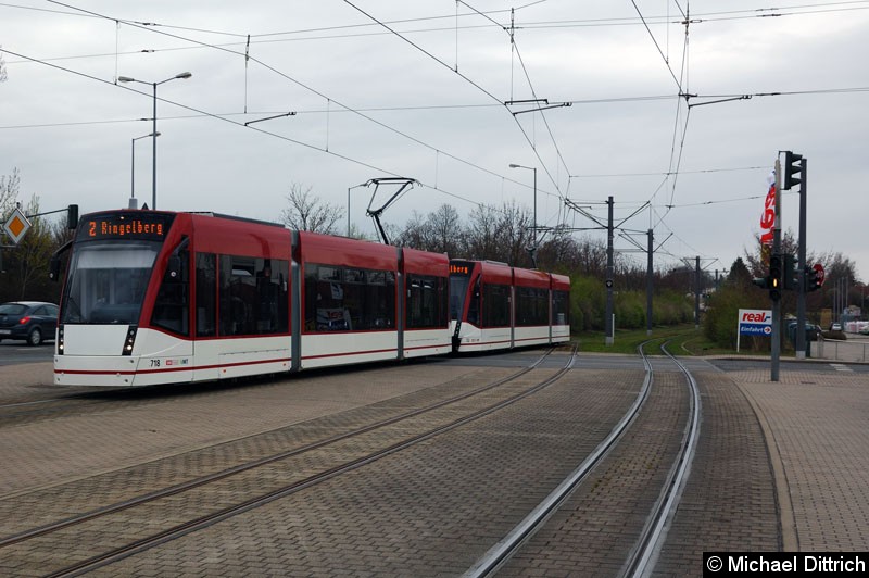 Bild: 718 und 722 als Linie 2 vor der Haltestelle Messe.