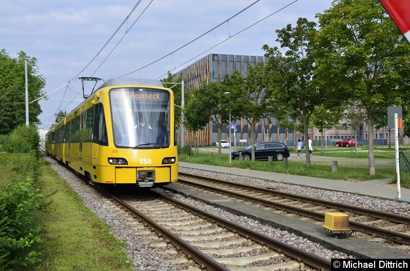 Bild: 3531 und ein unbekannt gebliebener als Linie U12 nach Remseck an einem Bahnübergang kurz nach der Haltestelle SSB-Zentrum.