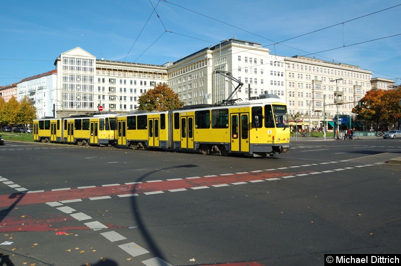 Bild: 6113 + 6071 als Linie 21 kurz der Haltestelle U Frankfurter Tor.