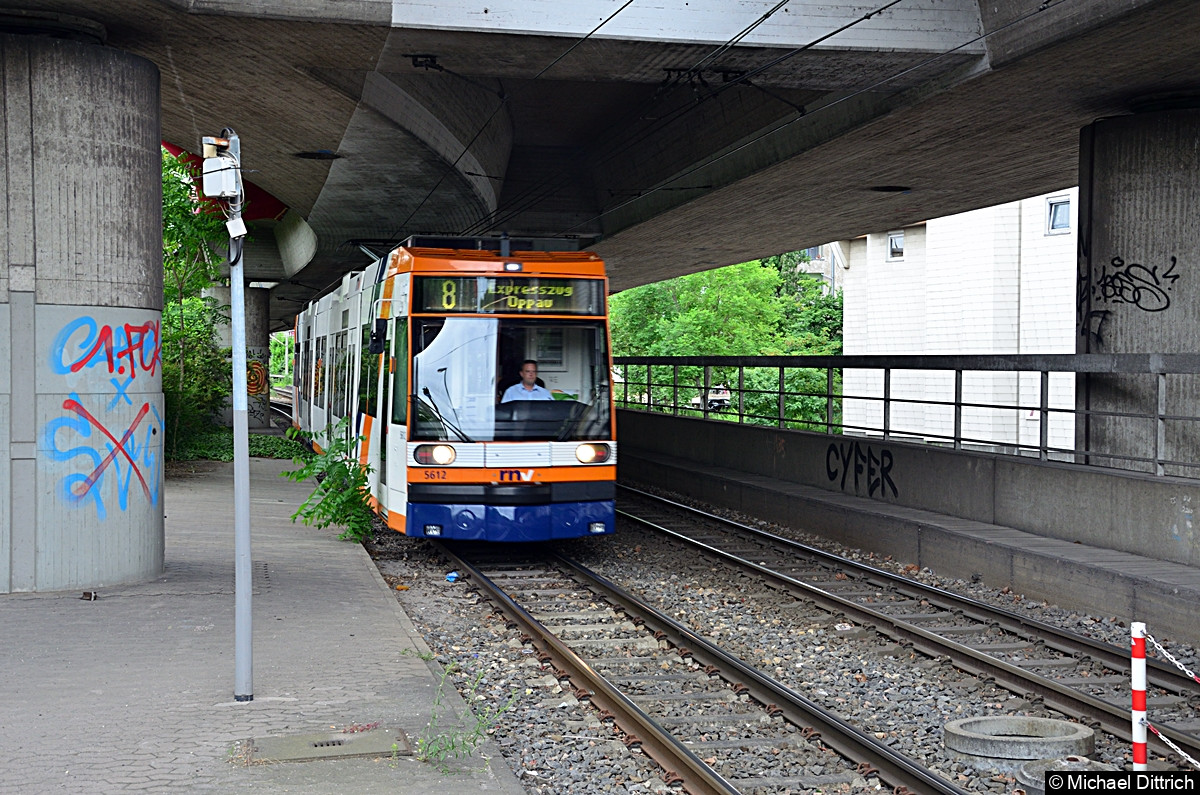 Bild: 5612 als Linie 8 (Expresszug) bei Erreichen der Haltestelle Gartenstraße.
Diese Linie hält hier nicht an.