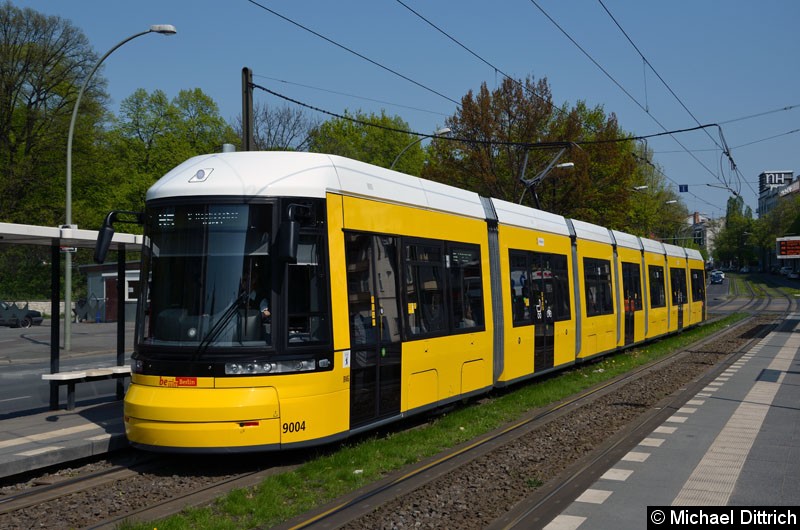 Bild: 9004 als Linie M5 an der Haltestelle Platz der Vereinten Nationen.