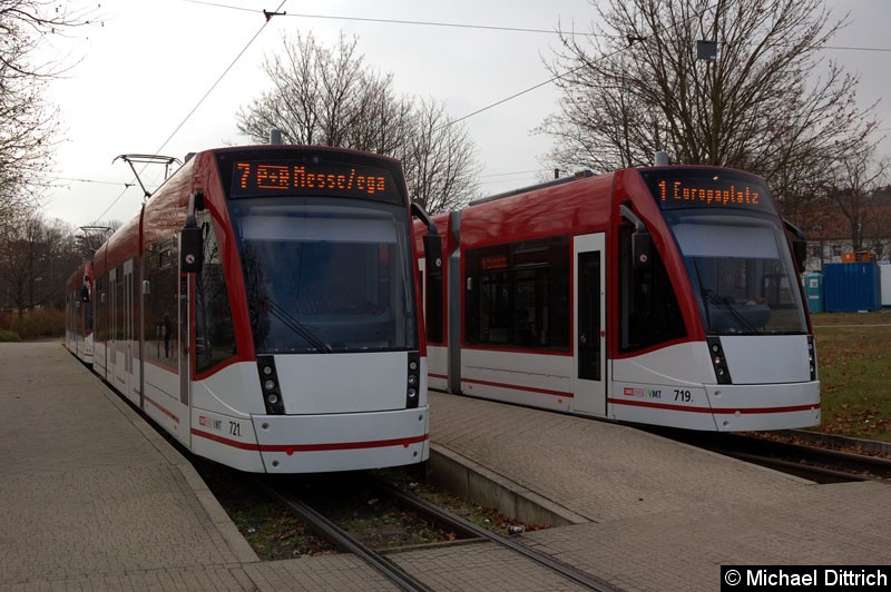 Bild: Combino 721 und 724 (links, als Linie 7) und 719 und 714 (rechts, als Linie 1) an der Haltestelle Thüringenhalle.