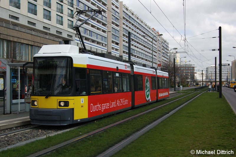 Bild: 1051 als Linie M4 an der Haltestelle Spandauer Straße/Marienkirche.