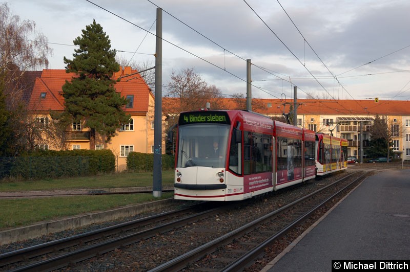 Bild: Combino 711 und 712 als Linie 4 kurz vor der Haltestelle Agentur für Arbeit.