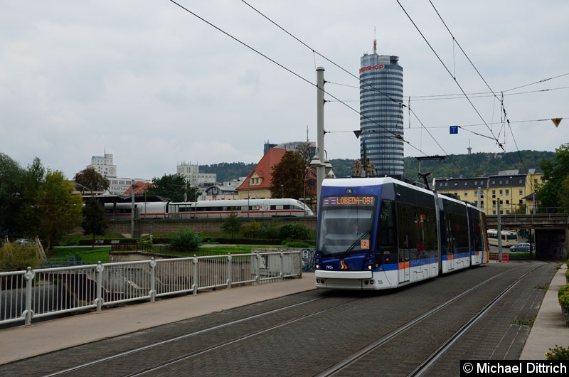 Bild: 703 als Linie 5 zwischen den Haltestellen Paradiesbahnhof und Jenertal.