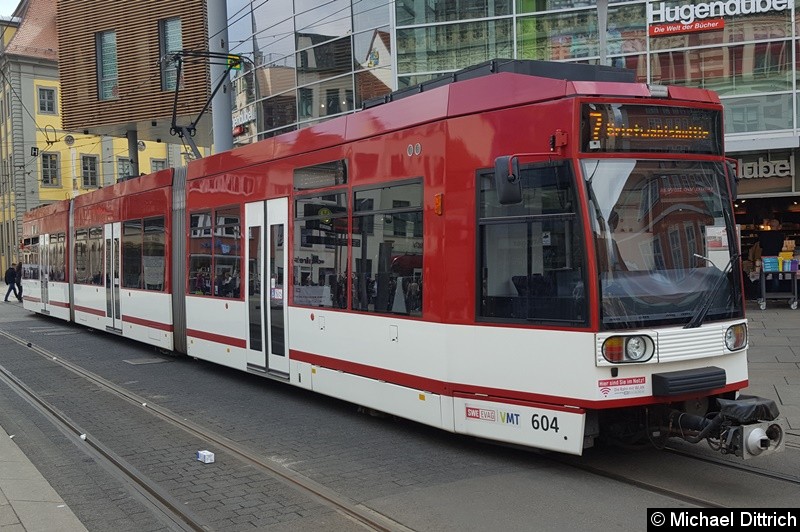 Bild: Wegen der Sperrung Marktstraße werden die Straßenbahnen derzeit um die Innenstadt umgeleitet. 
Wegen der Wahl des Oberbürgermeisters, hat die EVAG einen Shuttle zum Rathaus von Anger aus eingerichtet.
Hier der Wagen 604 am letzten Einsatztag der Linie an der Haltestelle Anger.